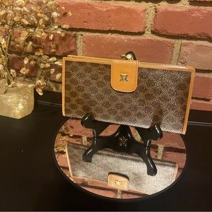 🔥AUTHENTIC  | Celine🔥 Bifold Wallet With kiss lock coin pocket. PREOWNED 🔥